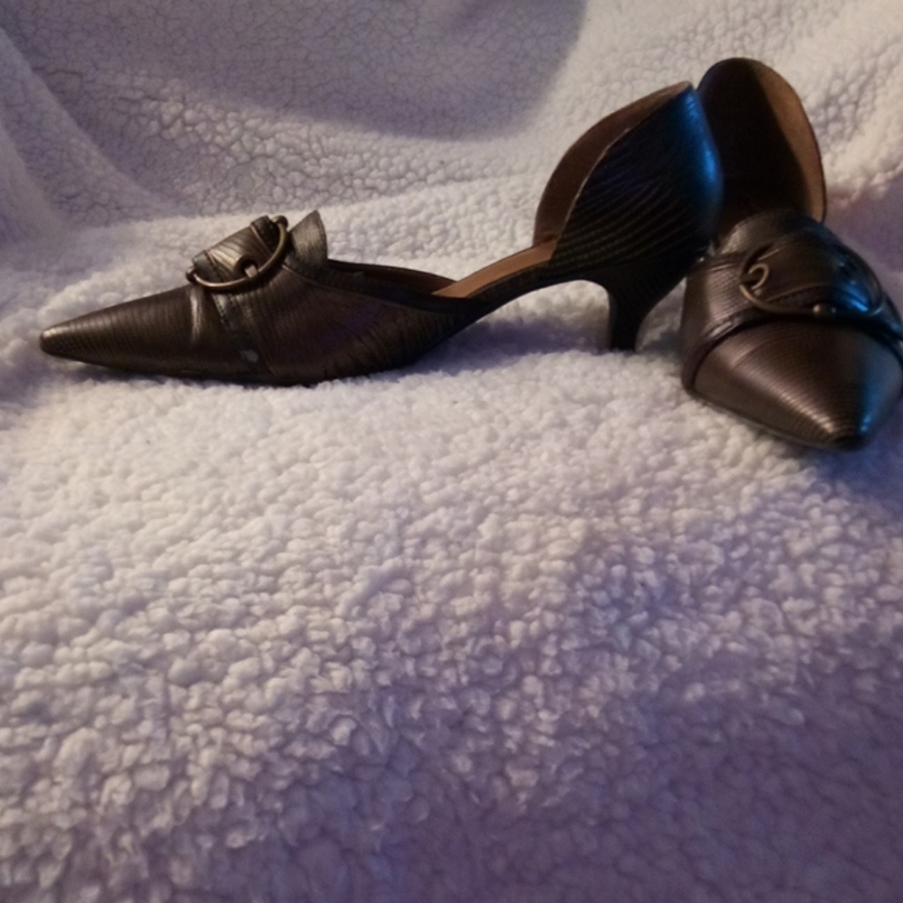 #15 black and brown heel